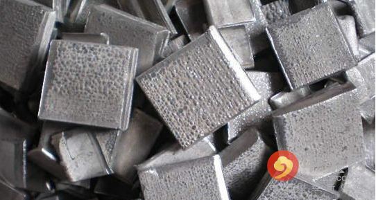 5月期鎳連續(xù)第三個月下跌，周四觸及去年6月來最低水準每噸8,810美元，今年迄今下跌12%，是跌幅最大的主要基本金屬。